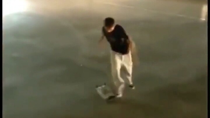 Anh ấy không còn chơi ván trượt ở đây nữa.