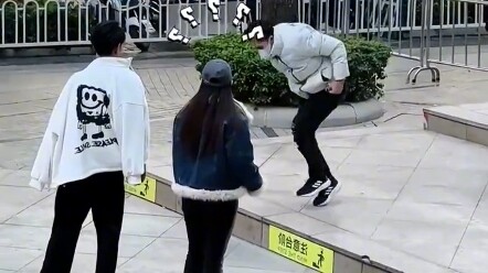 شاب يركب السكيت ومشغول بمشاهدة الحسناوات، فوقع على ظهره! حاول أن يتظاهر بالبراعة ليتجاوز الإحراج، لك