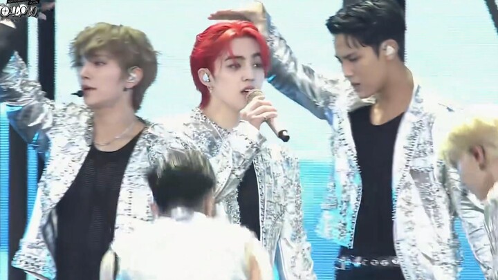 S.Coups đã trở lại sân khấu, dù cố gắng trụ vững nhưng cuối cùng vẫn phải được người khác dìu xuống.