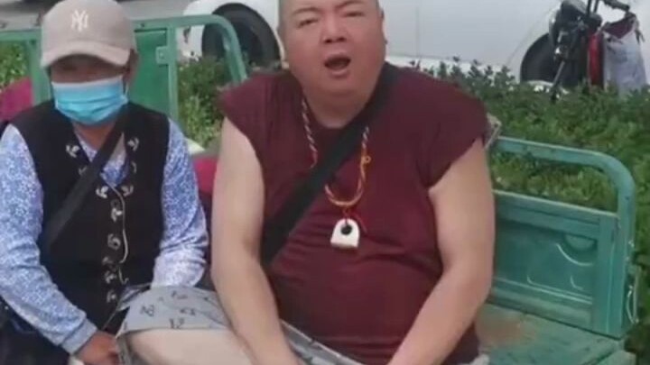 Veteran actor Xie Ning sets up a street stall to sell strawberries, only to be mistaken by netizens 