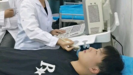 ربما تكون هذه المرة الأولى في حياة الصبي التي يُمدح فيها من قبل هذا العدد الكبير من الفتيات.