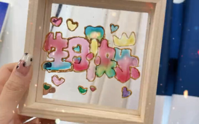 Aku sendiri melukis sebuah karya kaca Selamat Ulang Tahun untuk gadisku—semoga setiap tahun dalam hi