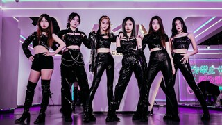 Mọi người trong quần da nhảy trong phòng tập đông đúc [EVERGLOW-LADIDA]