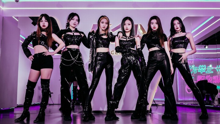 Everyone in leather pants dances in a crowded practice room [EVERGLOW-LADIDA]