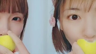 跟风VLOG！我和花玲给大家表演一个面无表情食柠檬！