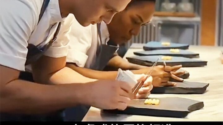 يُزيّن الطعام العادي ويُحوّل إلى سلع فاخرة. بعد أن ينتهي الطاهي من طهي الأطباق، يسحب جميع الزبائن لي