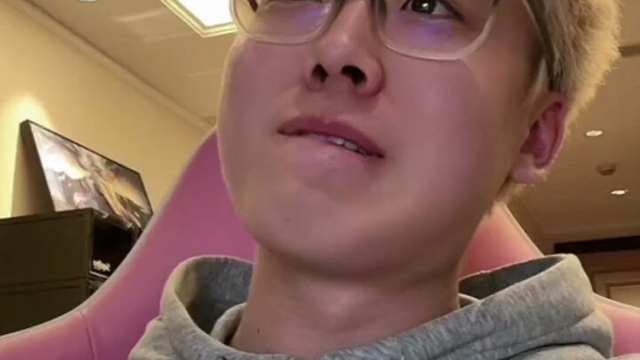 Chen Ze gets sanctioned by his own dad, Chen Wei, for checking Han Jingge’s yoga photos on WeChat!