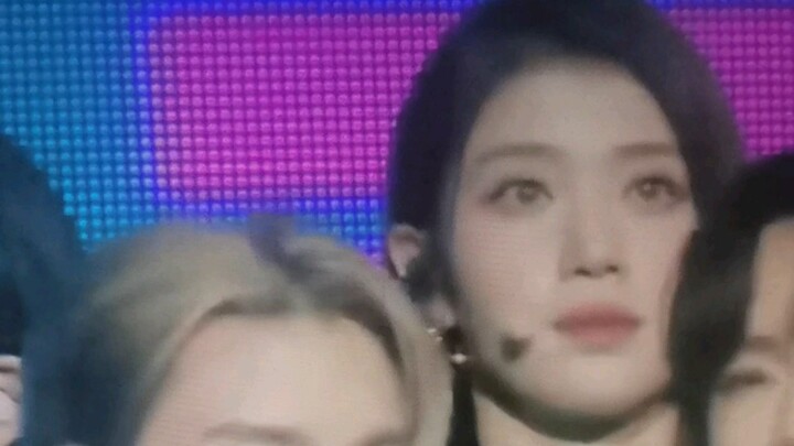 ใจเจ็บแทนน้องถิงจริงๆ หวังว่าต่อไปบริษัทจะดูแลเธอให้ดีกว่านี้ เห็นน้องถิงตอนเปิดรายการของ KBSแล้วก็ร