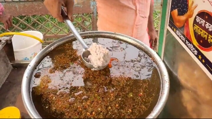 ফুচকার জল রেডি হচ্ছে।