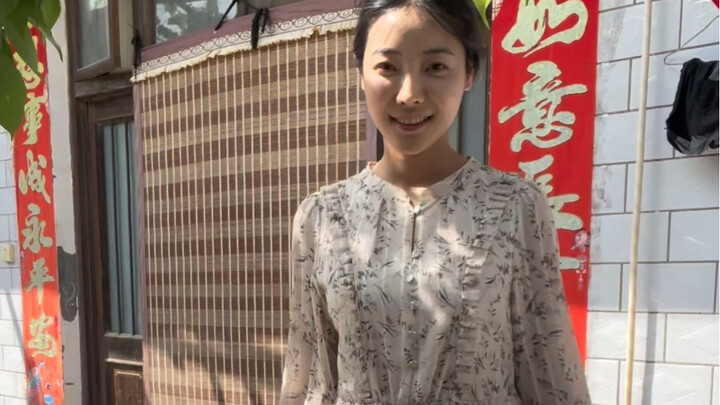 Unboxing baju yang dikirimkan oleh teman penggemar～