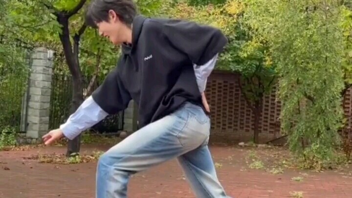 I'm dying laughing at Song Yaxuan! Practicing military-style boxing in a big villa—almost bumping in