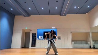 جانج كيو جين يؤدي نسخة حية من أغنية "Dirty Work" لفرقة AESPA