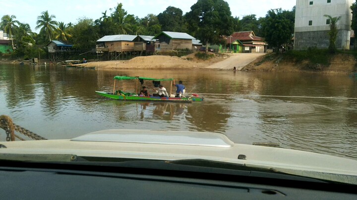 penyebrangan sungai d kalteng