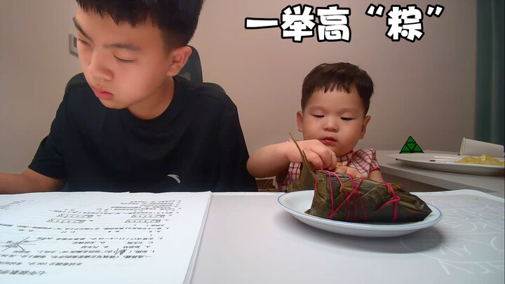 Em trai mặc sườn xám, ngụ ý “cờ mở là thắng”, gửi lời chúc tốt đẹp đây!