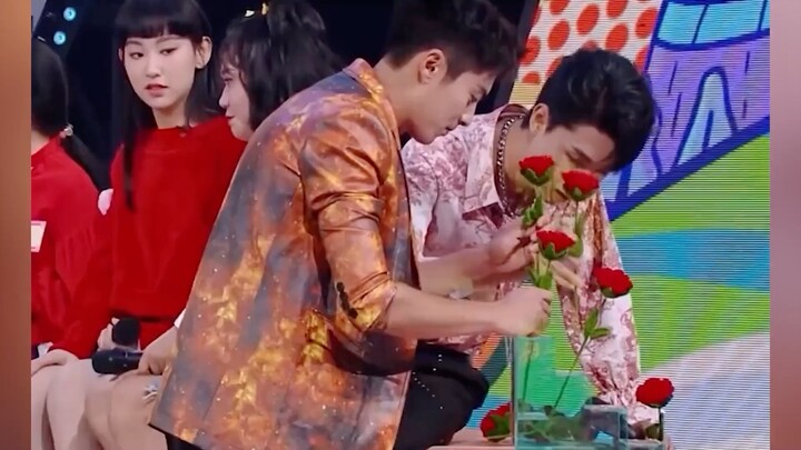 ทำไมตลอดหลายปีที่ผ่านมา หวังเหอตี๋มักจะถูกขุดคุ้ยจนกลายเป็นเรื่องขำๆ ซะหมดเลย ฮ่าๆๆ ช่างไม่เสียเวลาแ