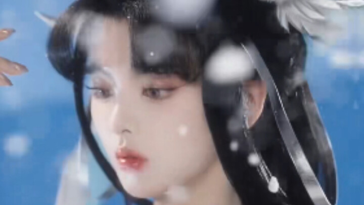 Honor of Kings Puts the Pressure on League of Legends | Yang Chaoyue Cosplays Chang’e in “Ru Meng Li