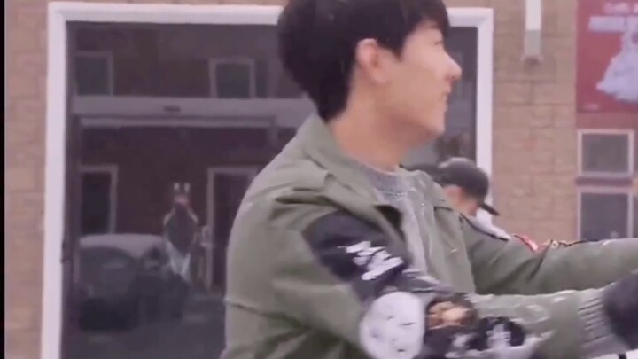 [Xiao Zhan's snowball fight] Zhan Zhan, if you play snowball fights like this in Northeast China, yo