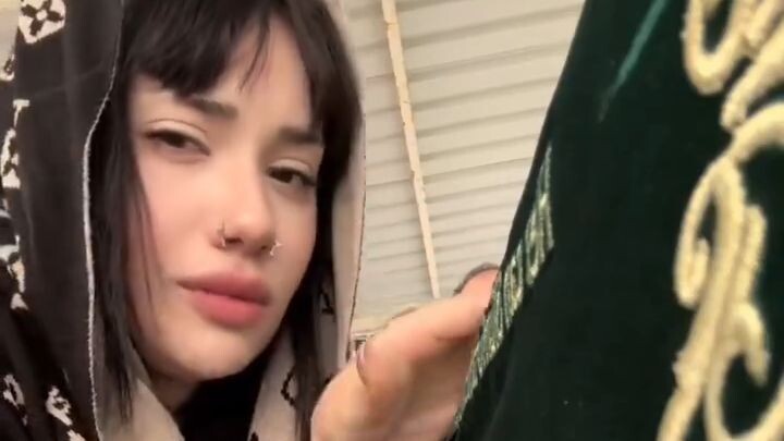 Dedesinin cenazesinde ağlayarak poz verip tiktok çeken kız