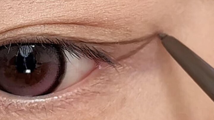Akhirnya tahu cara menggambar eyeliner untuk mata dengan lekuk kelopak! Tutorial tingkat pemula yang