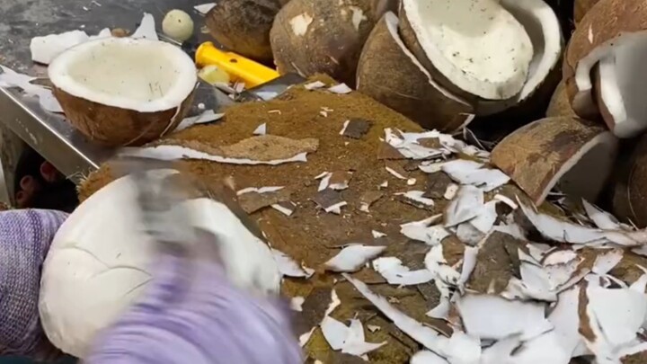 知道椰子油是用什么提炼出来的吗？进来看看见识见识!