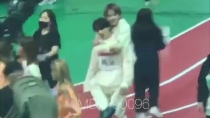 【NCT/Chenle Zhong】A little kitten clinging to Brother Jeno—so cute!