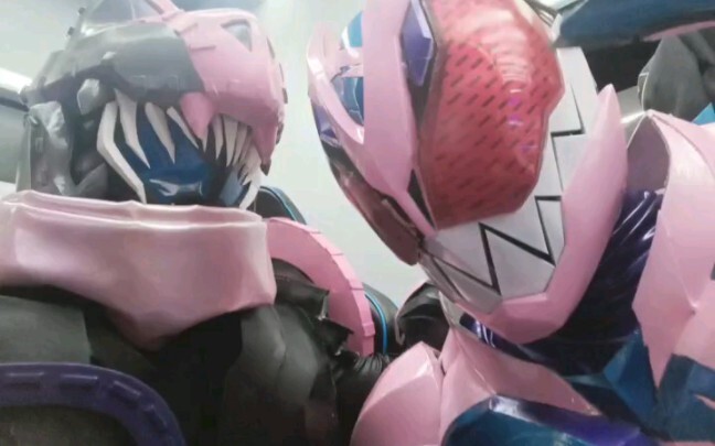 [Kamen Rider] Leather suits are blowing up the streets! When you go shopping on the pedestrian stree
