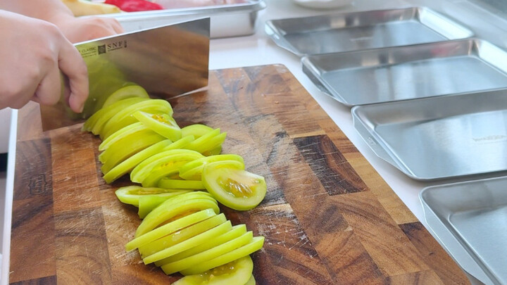 Gak nyangka banget platform-nya nunjukin aku ke jalur kuliner, malah tutorial masakan pula. Canggung