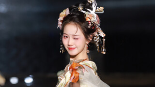 蝴蝶落在她肩上～她好像点进了我心里！