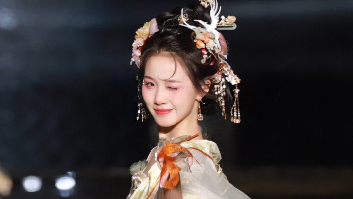 蝴蝶落在她肩上～她好像点进了我心里！