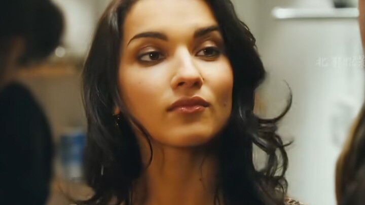 في الثانية السابقة كان يغازل الحسناء وكأنه كلب وَدود، لكن في الثانية التالية بدأ يفتك بالجميع بلا رح