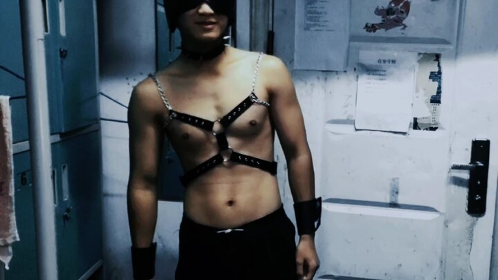 حلّ الظلام، فبدأت الحمّى تتصاعد في المهجع.