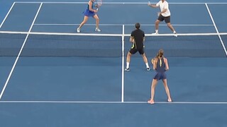 对面：“怎么突然两个球了？！”