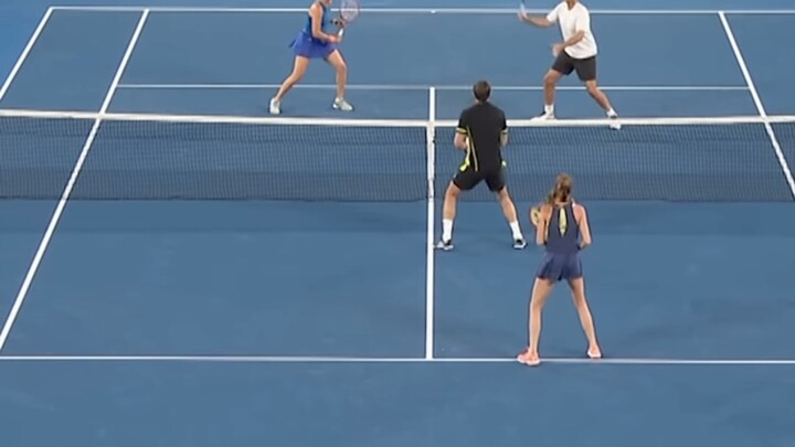 对面：“怎么突然两个球了？！”