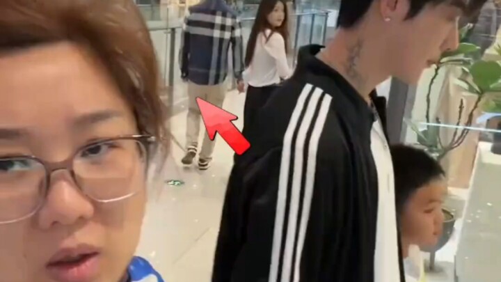 Sang tokoh utama perempuan berjalan bersama suami dan anaknya, di mana pun mereka pergi selalu diker