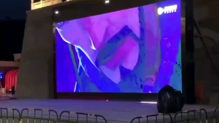 Rạp chiếu phim ngoài trời trên quảng trường bị hai khán giả nhí “đặt riêng”, thế nhưng nhân viên chi