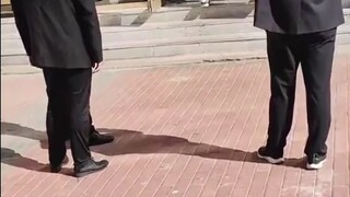 صادف فتى قائدًا يتفقد مطعم المدرسة، وكان يتمتم طوال الوقت أثناء مروره: "سيء المذاق وغالي الثمن"، فقا