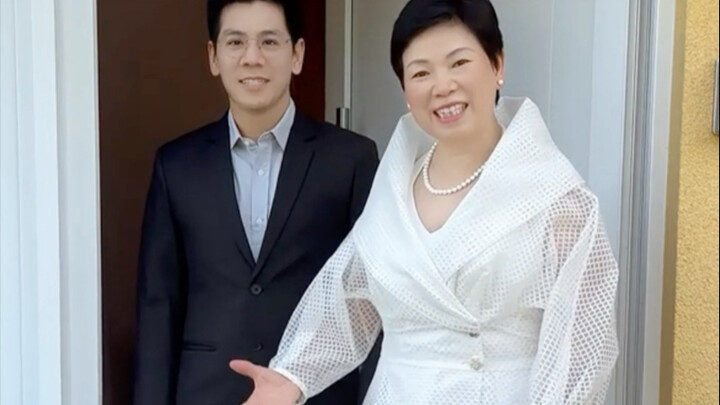 和儿子一起去大公官邸做客咯～小小打扮了一下，你们觉得我这套造型怎么样呀？哈哈～