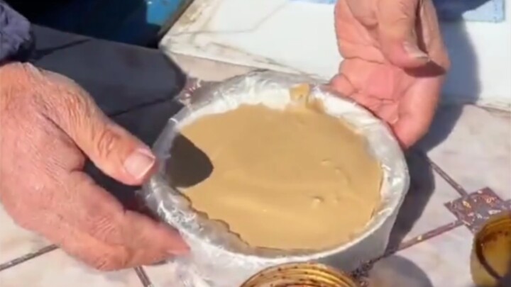 A small roadside stall sells only bowl jelly, and the boss doesn't say a word throughout!