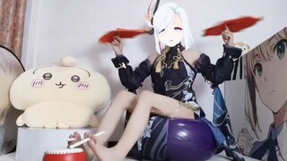 一边用脚敲鼓，一边转手绢