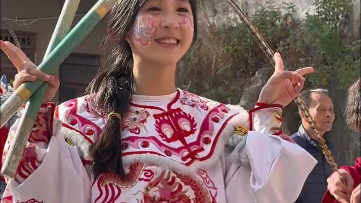 فتاة تحب الضحك، لين سي هان، امرأة من تشاوشان ترقص ينغجي