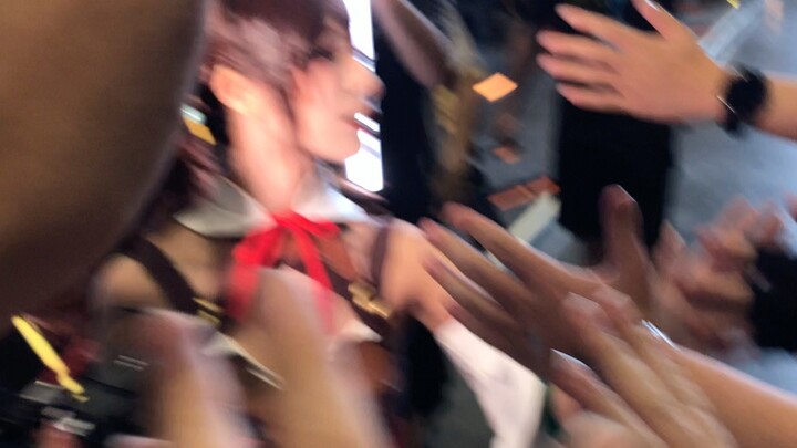 Kawano Hana high-fived me! I'm so excited!