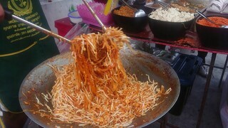 ผัดไทยที่ถูกมาก และอร่อยมาก ขายในตลาดนัด ราคา 20 บาท ร้านนี้มีแต่พ่อค้า Padthai street food Thailand