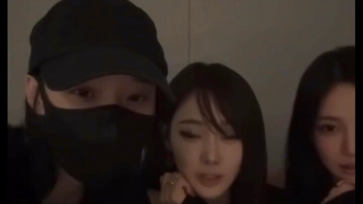 Selama tur acara tanda tangan musim dingin, Jin hampir 20 kali gagal mengenali si penanda tangan dan