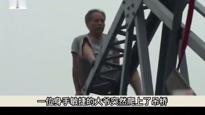 ชายหนุ่มปีนขึ้นไปบนสะพานเพื่อทวงหนี้ แต่กลับถูกคุณลุงเตะตูดลงมาเพราะกีดขวางการจราจร จนร่างกระแทกลงมา