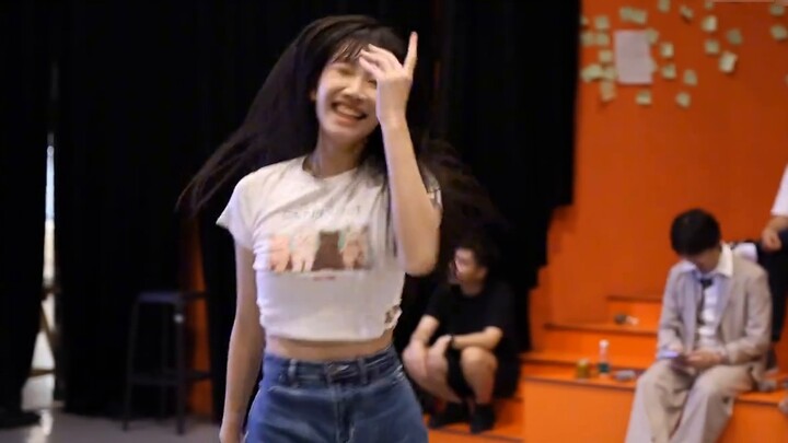 I've never seen such a good dance atmosphere! 17-year-old art student danced hype boy at the closing