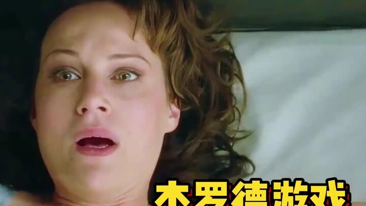 Người phụ nữ bị còng tay vào đầu giường, điều đáng sợ là trong phòng còn có một con sói đói!