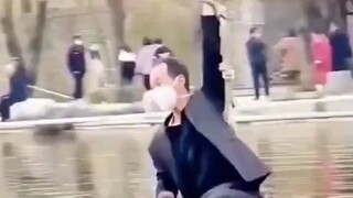 หากระบบหนึ่งไม่ได้รับแรงภายนอก หรือผลรวมของแรงภายนอกที่กระทำต่อระบบนั้นเป็นศูนย์ โมเมนตัมรวมของระบบน