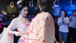 Ahhhh, it's so sweet it's killing me!!! This parasol hug makes me insanely jealous—ugh~