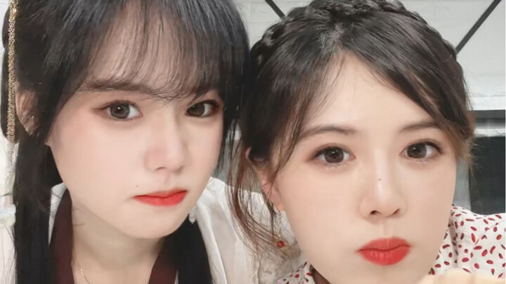 Oh? Dia tersenyum padaku, apakah dia menyukaiku????