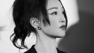Đây chính là điều Chúa đang làm, cho cô bé ăn từng miếng một bằng một bát cơm!!!